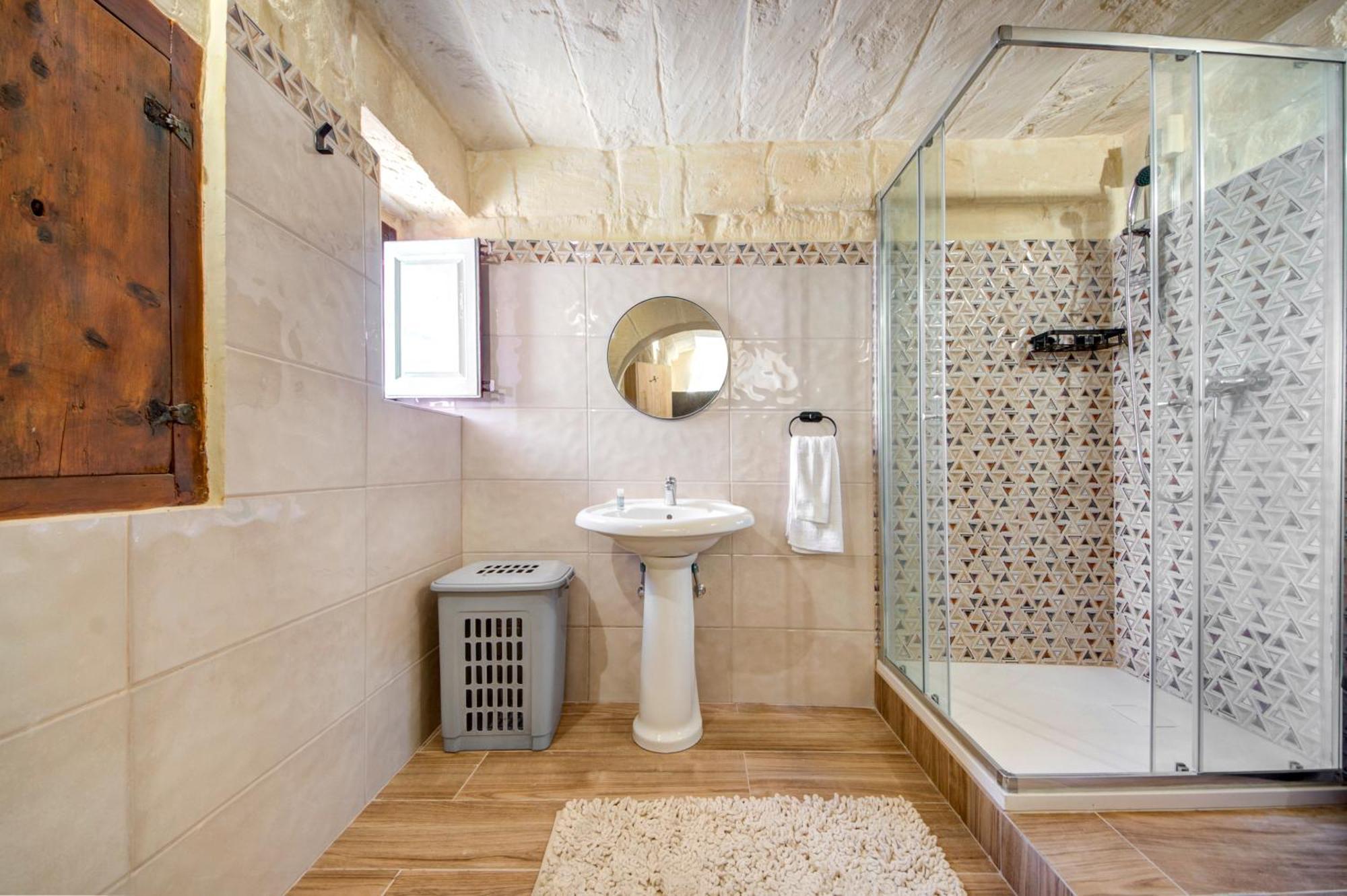 Stunning Modern-traditional 3br Townhouse In *
