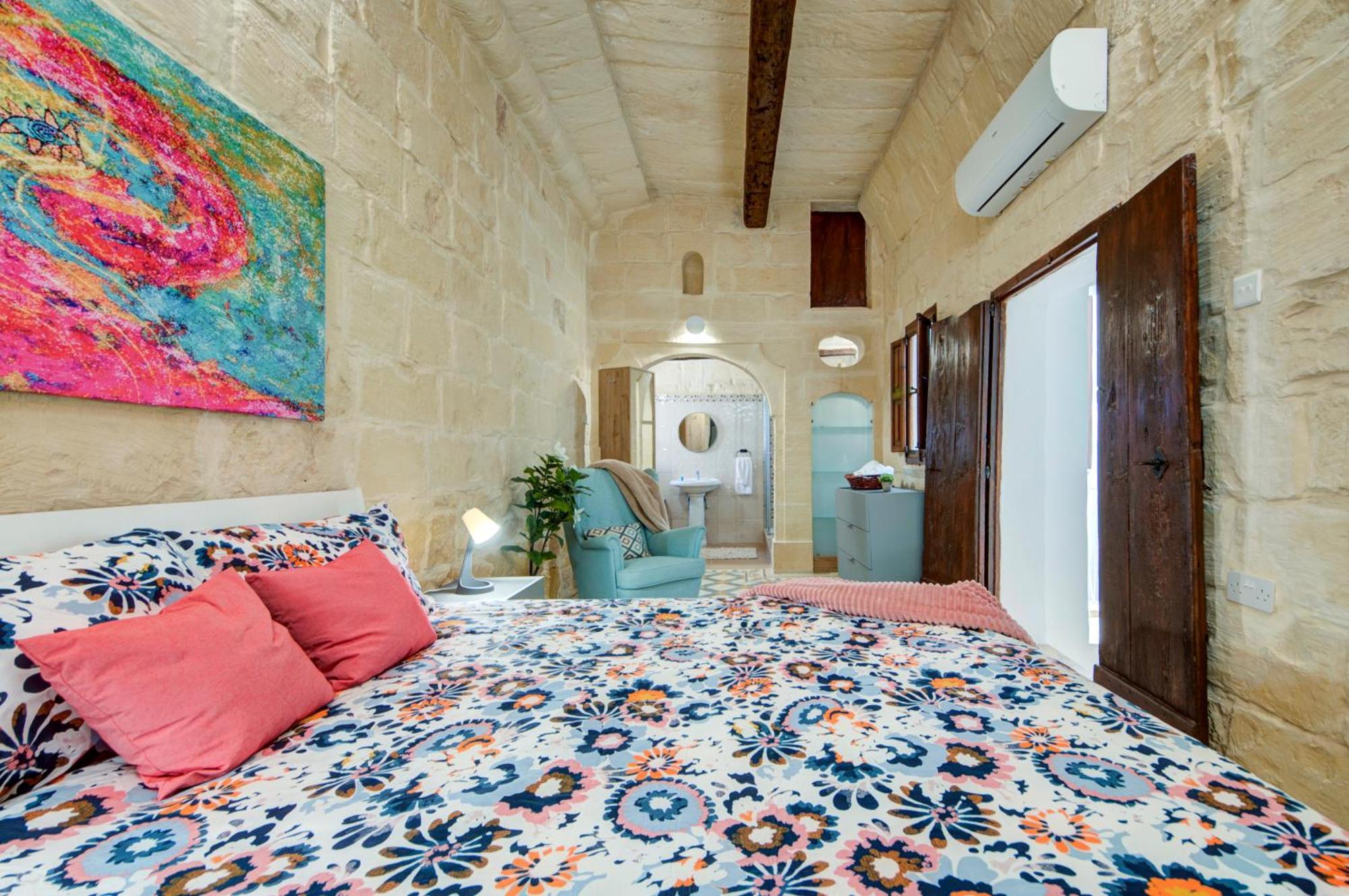 Stunning Modern-traditional 3br Townhouse In Mosta