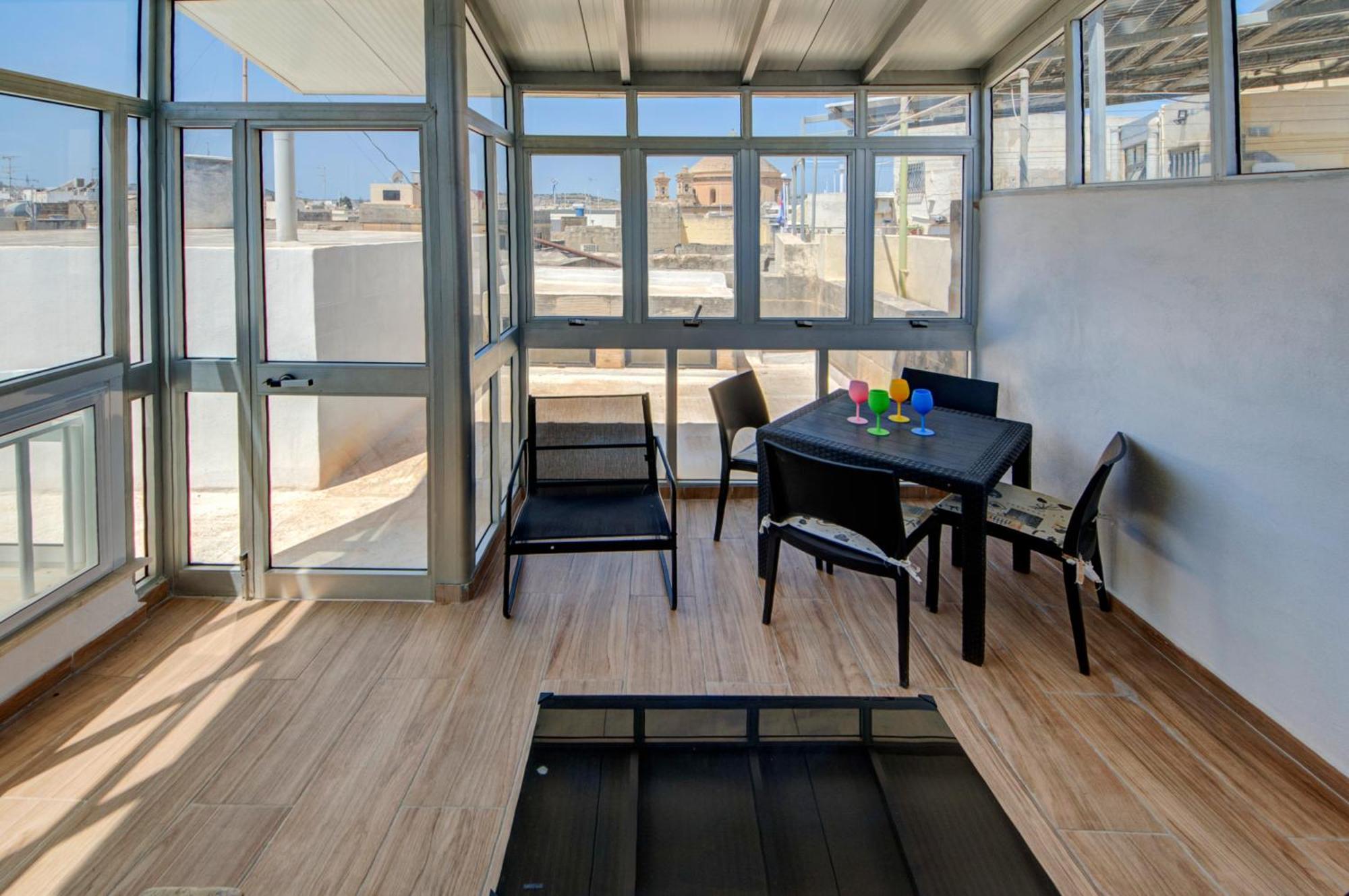 Stunning Modern-traditional 3br Townhouse In *
