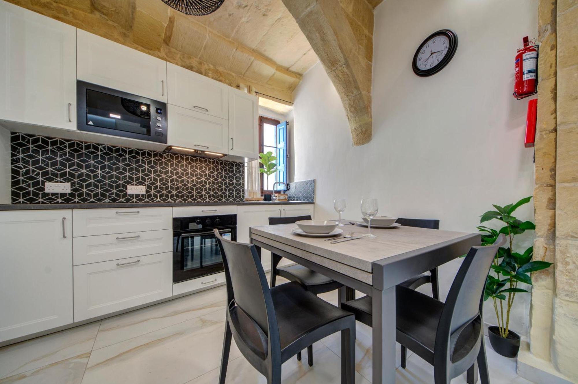 Stunning Modern-traditional 3br Townhouse In *