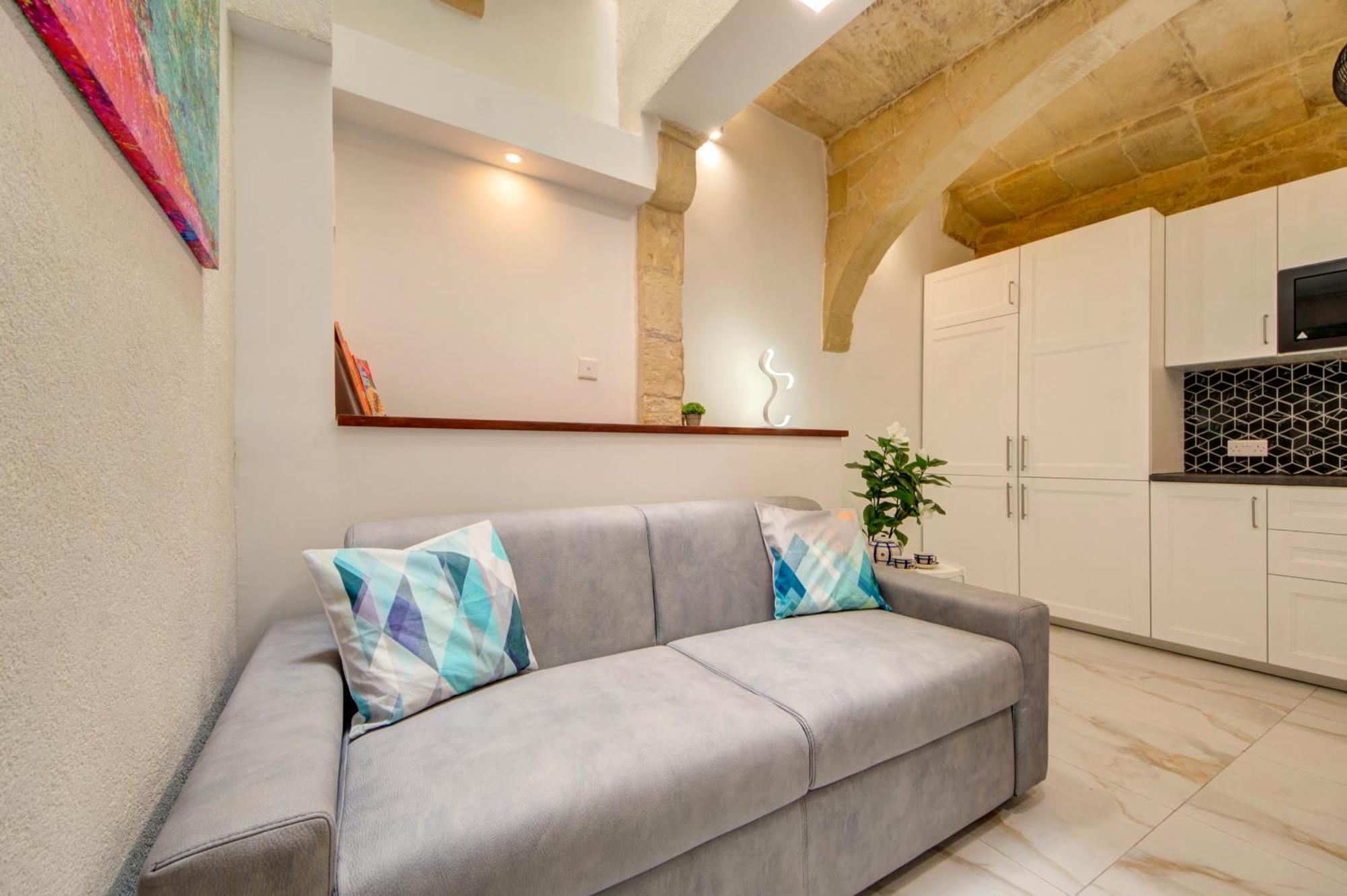 Stunning Modern-traditional 3br Townhouse In Mosta