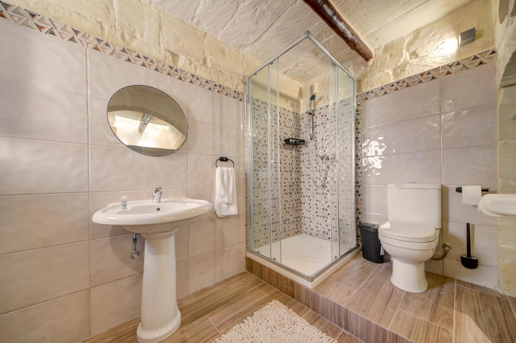 Stunning Modern-traditional 3br Townhouse In