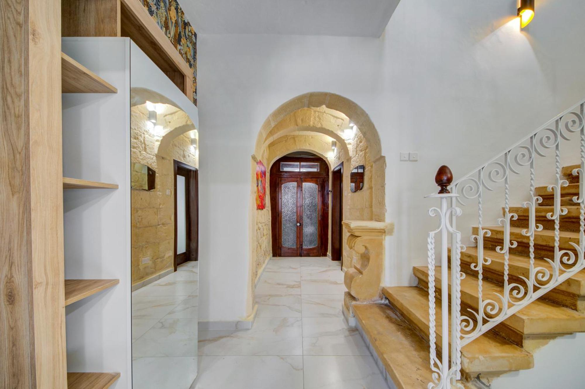 Stunning Modern-traditional 3br Townhouse In Mosta