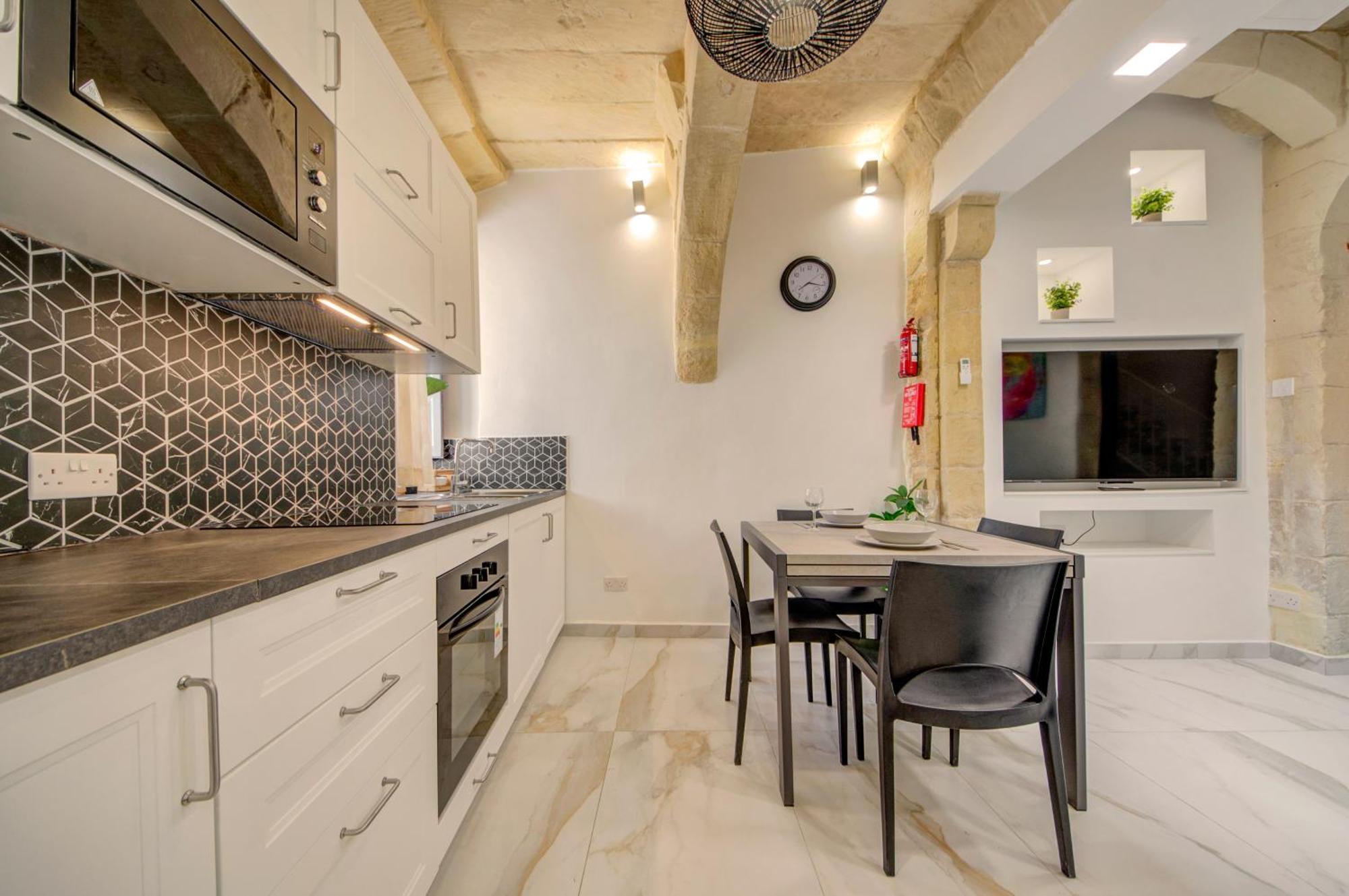 Stunning Modern-traditional 3br Townhouse In *