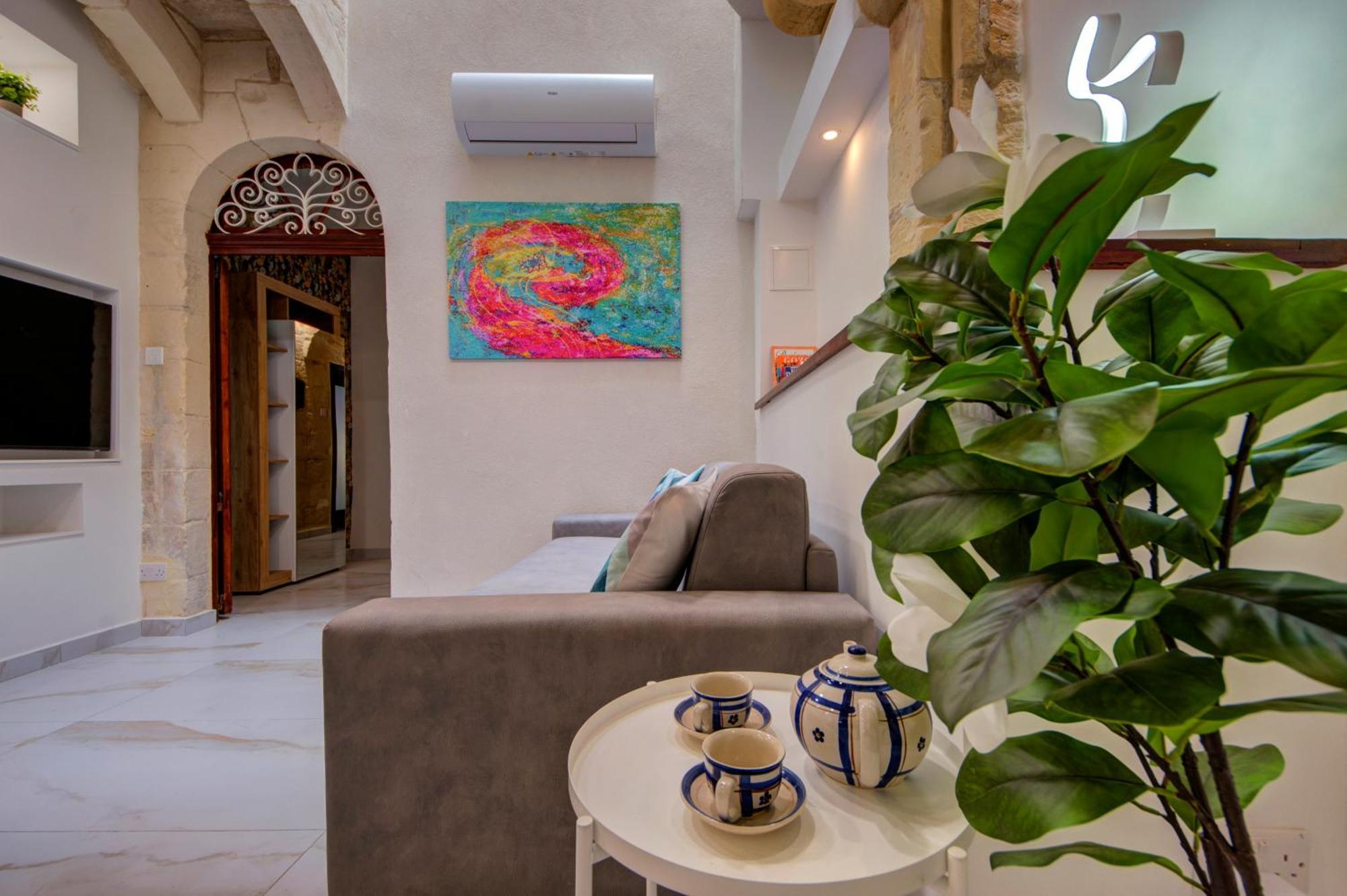 Stunning Modern-traditional 3br Townhouse In *